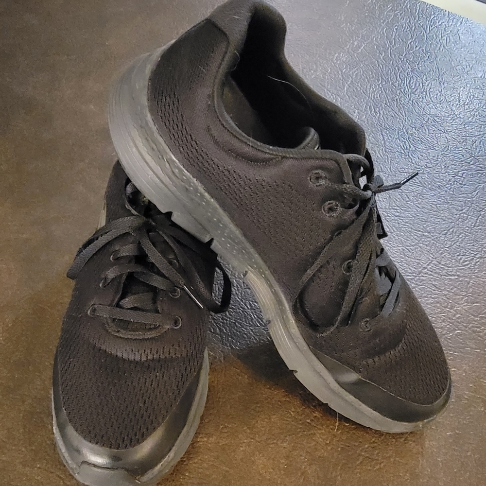 Gently used Sketchers Arch fit men size 11